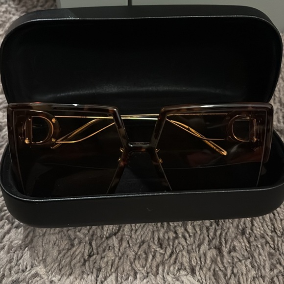 Dior 30Montaigne SU oversized sunglasses
💯% Authentic - Picture 3 of 6